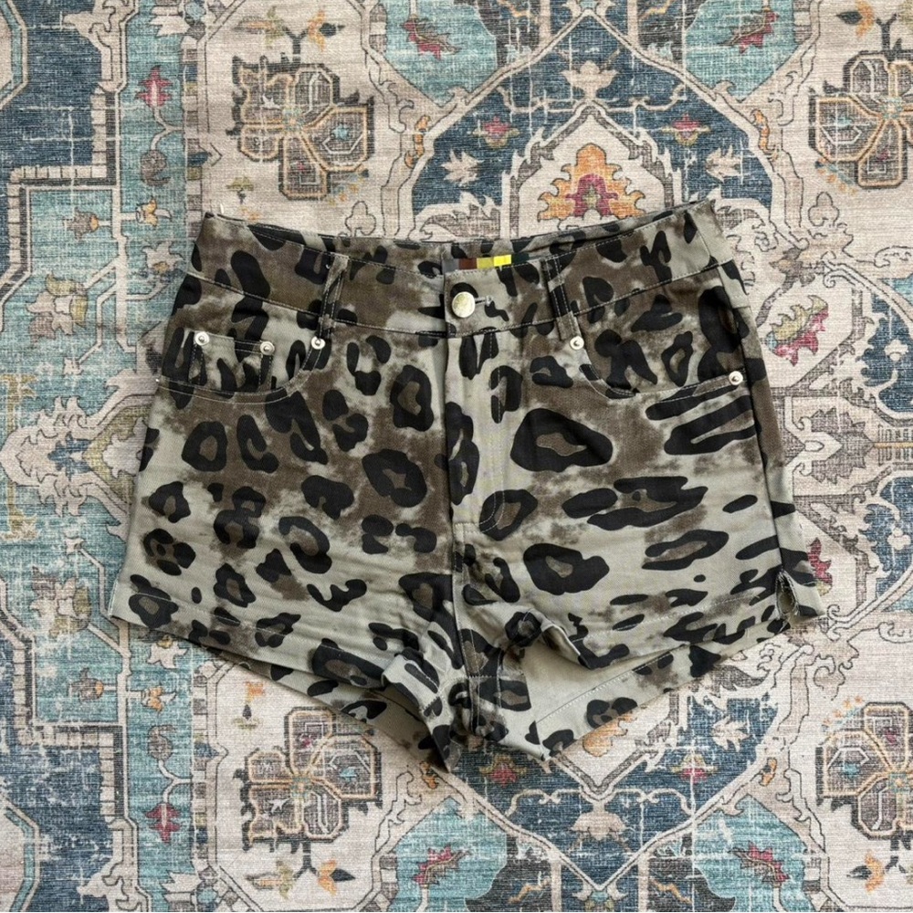 Gray Unique Leopard Print Mid-Waisted Mini Shorts